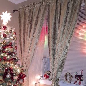 4 panels of 60 x 84 curtains excellent condition